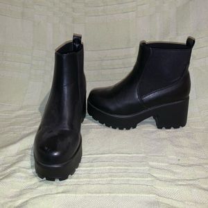 CHUNKY ANKLE BOOTIES